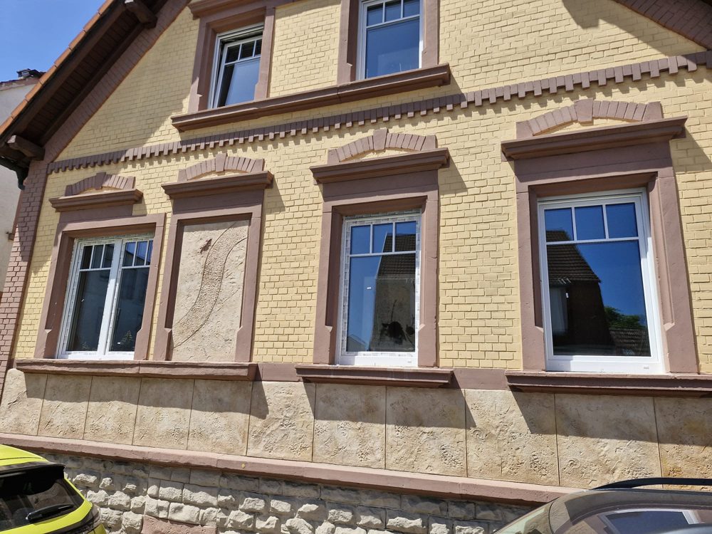 Sanierte Fassade mit neuen Fenstern