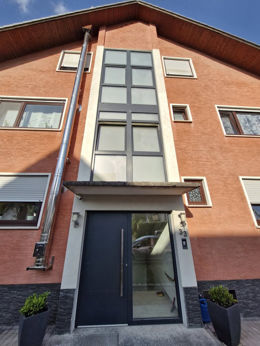 Nachher: moderne Fensterfront und neue Haustür