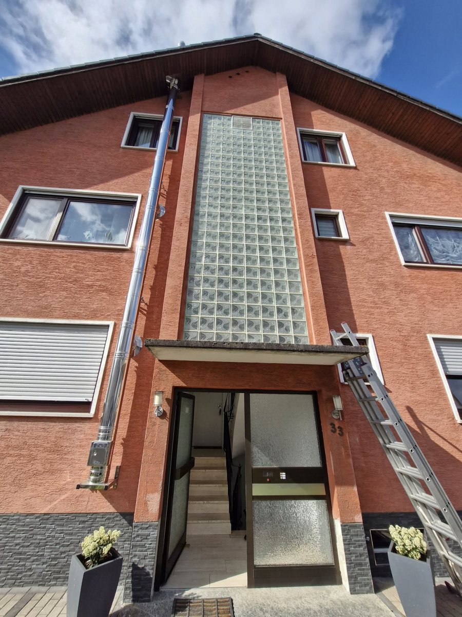 Vorher: alte Glasbausteine in der Fassade